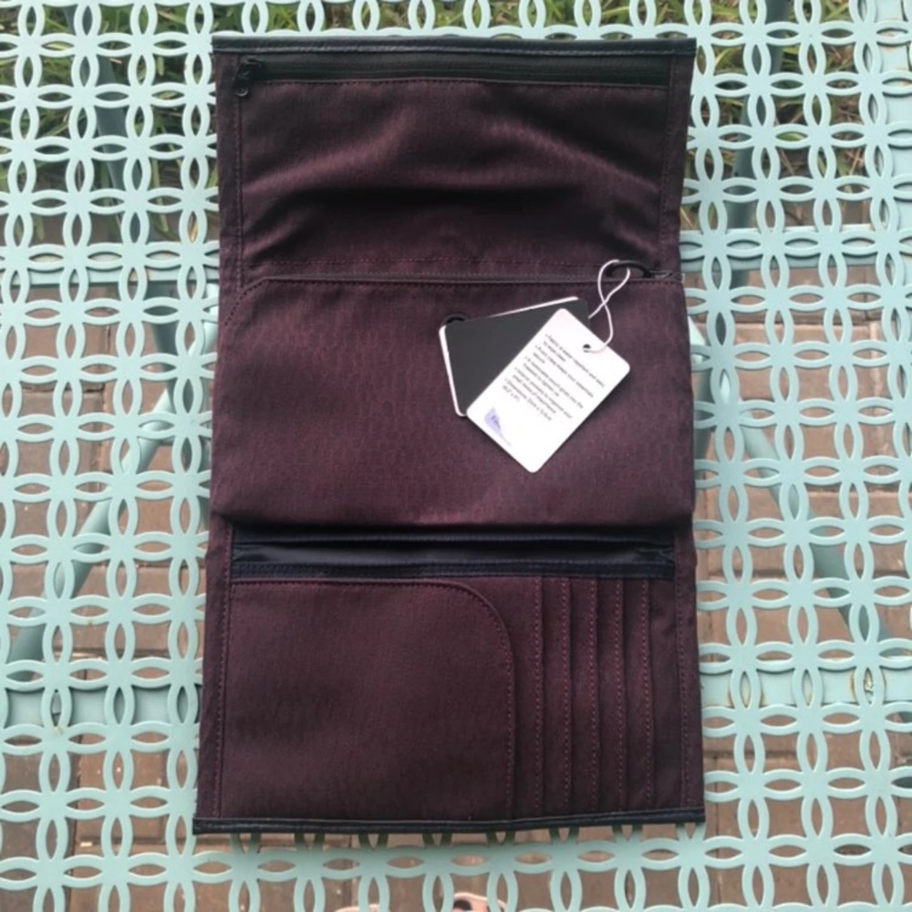 Lululemon Test of Time Travel Wallet - PLAA - Picture 3 of 6